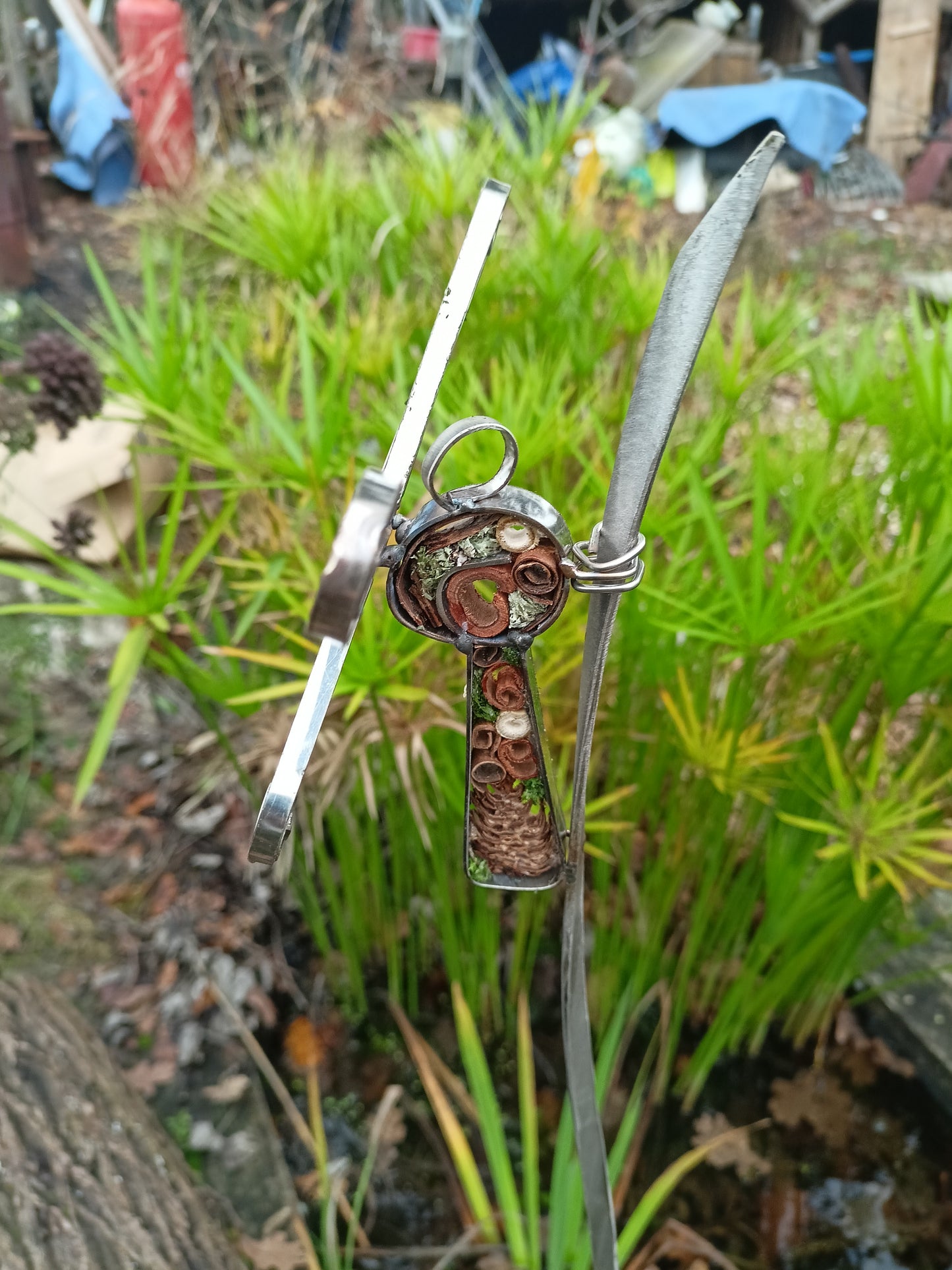 Dragonfly on a spiral reed - Air