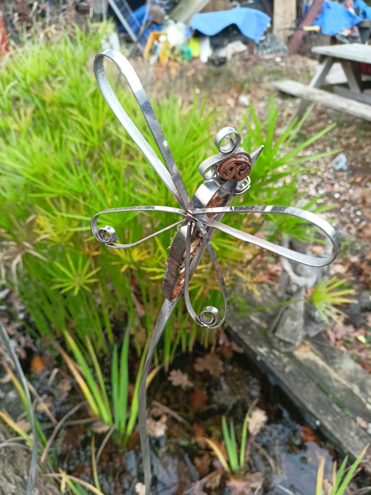 Dragonfly on a spiral reed - Air